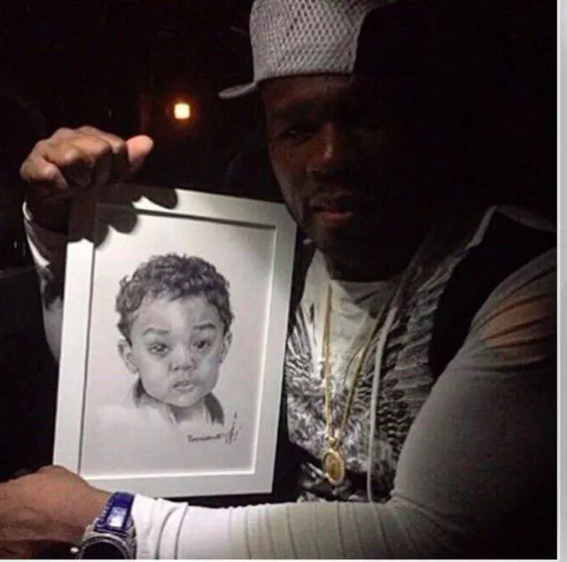 50 Cent держит выполненный на заказ портрет